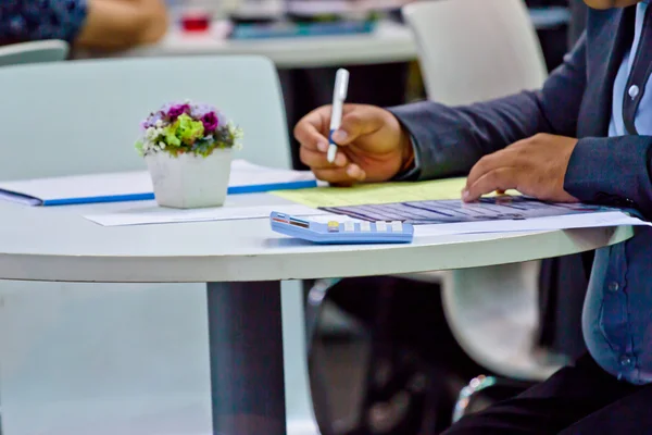 Geschäftsmann schreibt mit Stift — Stockfoto