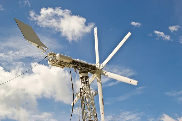 Mulini a vento contro un cielo blu, fonte di energia alternativa — Foto Stock
