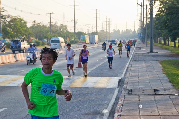 CHONBURI, THAILAND - DESEMBER 16: Uidentificeret løber konkurrerer o - Stock-foto