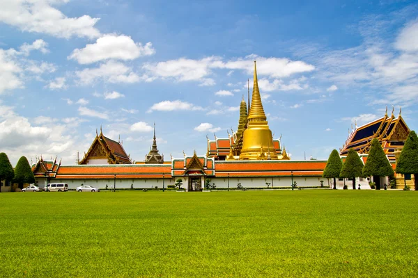 Złota pagoda świątyni Szmaragdowego Tajlandii Buddy — Zdjęcie stockowe