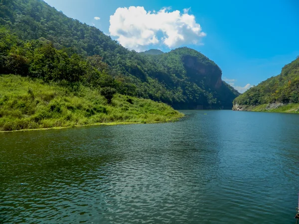 Bela vista do rio da montanha em lampoon tailândia — Fotografia de Stock