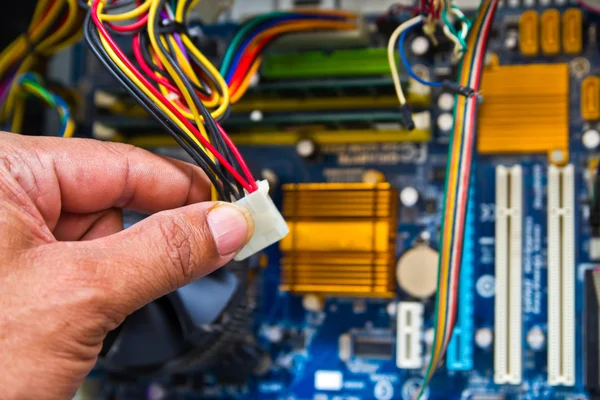 Tecnico di riparazione hardware del computer in laboratorio — Foto Stock