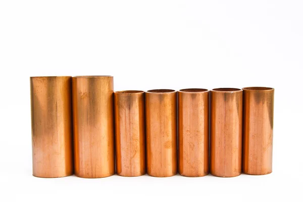Satz Kupferrohre mit unterschiedlichem Durchmesser liegen in einem Haufen — Stockfoto