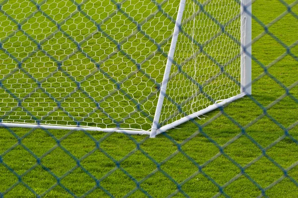 Portería detalle neto con desenfoque de hierba verde en los deportes de fondo c — Foto de Stock