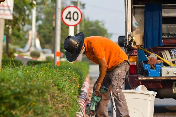 Straßenarbeiter auf einem Gehweg mit Presslufthammer, der Beton ausgräbt — Stockfoto