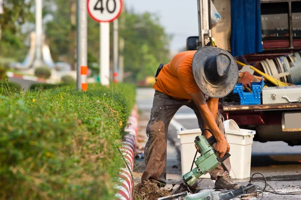 Bir kaldırım kazma beton matkap ile üzerinde yol işçisi — Stok fotoğraf