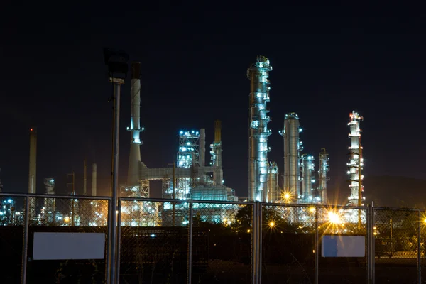 Usina de refinaria de óleo com gerador de energia em chalburi tailândia — Fotografia de Stock
