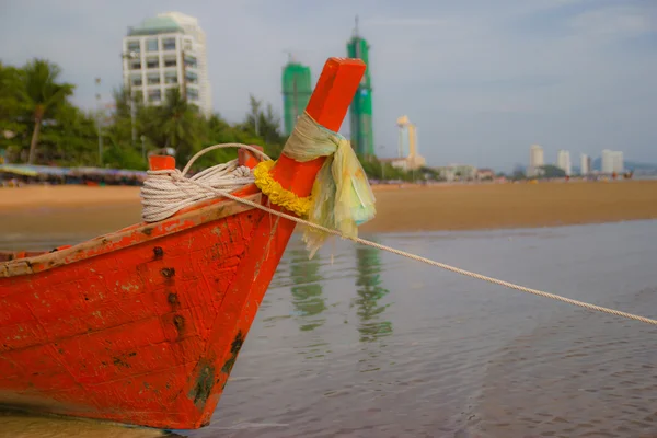 Un barco que playa Jomtean borde de la playa, Pattaya  . — Foto de Stock