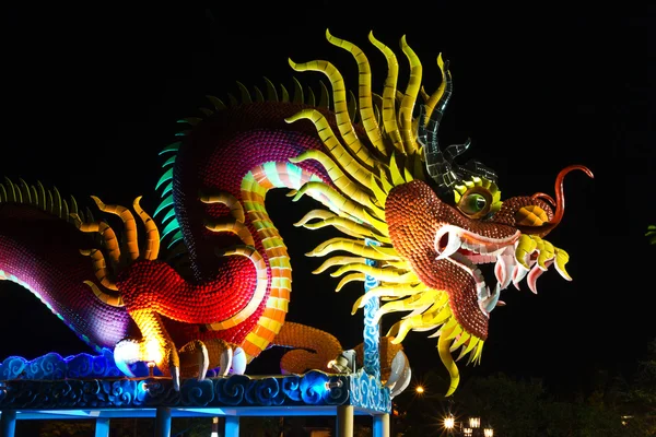 Drachenstatue im chinesischen Stil bei Nacht — Stockfoto