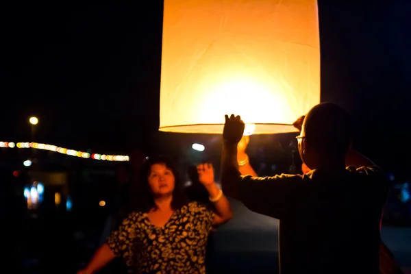 CHONBURI, TAILANDIA - 28 DE NOVIEMBRE: Dos personas sosteniendo una quincena voladora — Foto de Stock