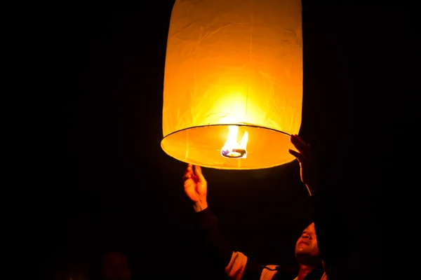 Chonburi, thailand - 28. november: zwei personen mit einem fliegenden fi — Stockfoto