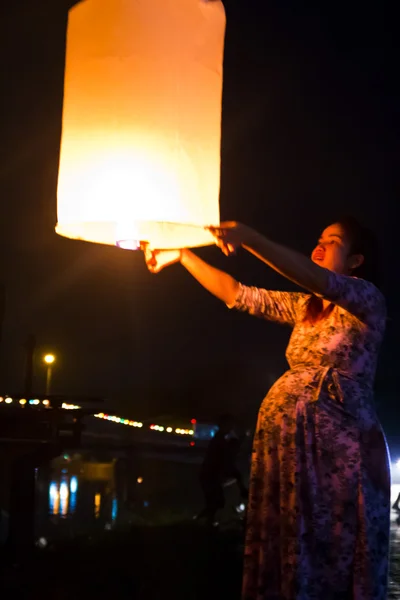 Chonburi, thailand - 28. november: zwei personen mit einem fliegenden fi — Stockfoto