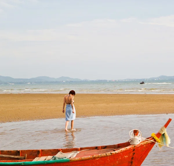 Barco que la playa Jomtean — Foto de Stock