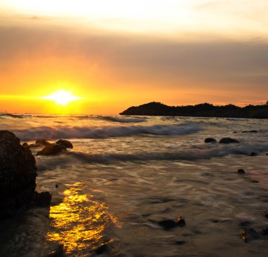 gün batımında chea chang Adası chonburi Tayland.