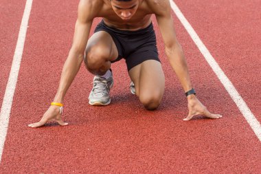 erkek atlet tüm yarış başlamadan önce ayarla.