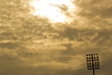 Stadyum ışıkları alacakaranlıkta yanar.