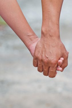 Genç çift arka görünümünden el ele-