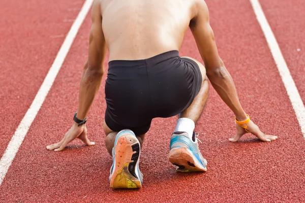 Erkek atlet tüm yarış başlamadan önce ayarla. — Stok fotoğraf