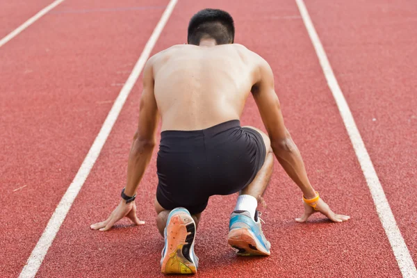 Männliche Athleten schon vor dem Rennen startklar. — Stockfoto