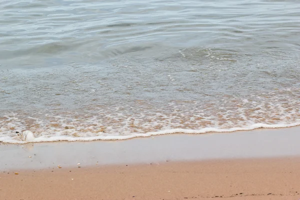 Hemel met wolken en stormachtige golven in de zee — Stockfoto