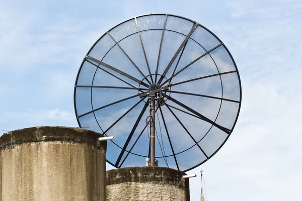 Satellietschotel in de buurt van chonburi, thailand — Stockfoto