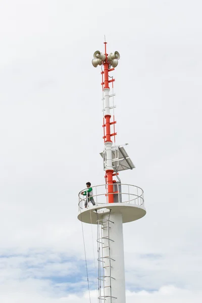 Técnico está reparando alto-falantes radiodifusão e nuvem de volta — Fotografia de Stock