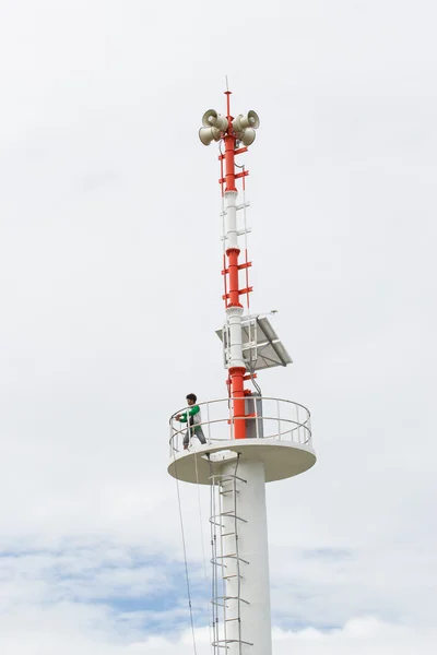 Technician is repairing loudspeakers broadcasting and cloud back — Stock Photo, Image