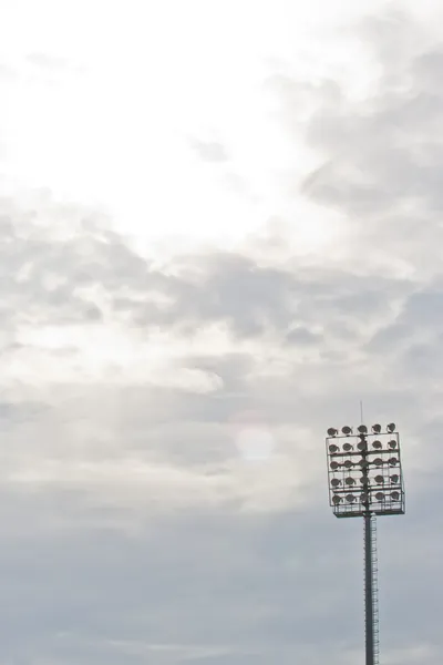 Stadionbeleuchtung geht in der Dämmerung an — Stockfoto