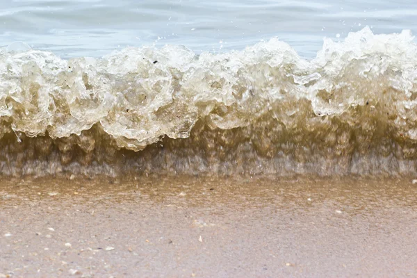 Ciel avec nuages et vagues orageuses dans la mer — Photo