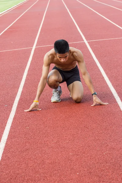 Atleta masculino tudo pronto antes do início da corrida . — Fotografia de Stock