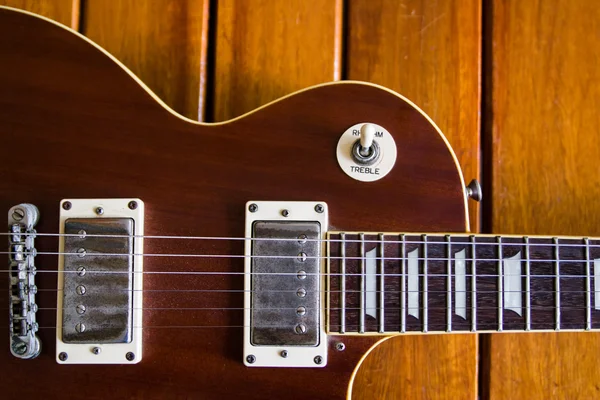 旧木材表面的老式顶级吉他. — 图库照片