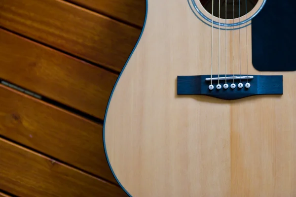 Chitarra acustica su legno — Foto Stock