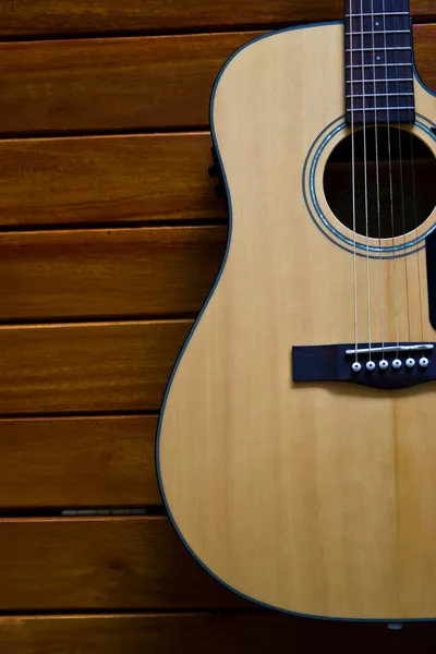 Akoestische gitaar op hout — Stockfoto