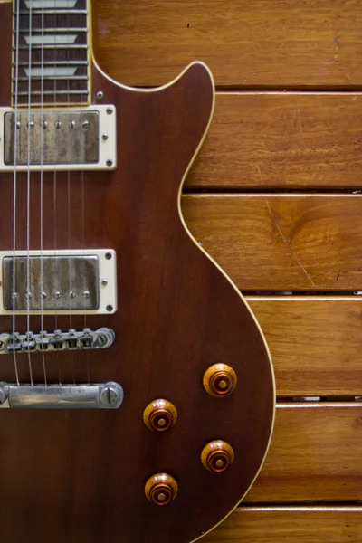 旧木材表面的老式顶级吉他. — 图库照片