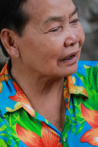 Alte Frau schließt die Augen — Stockfoto