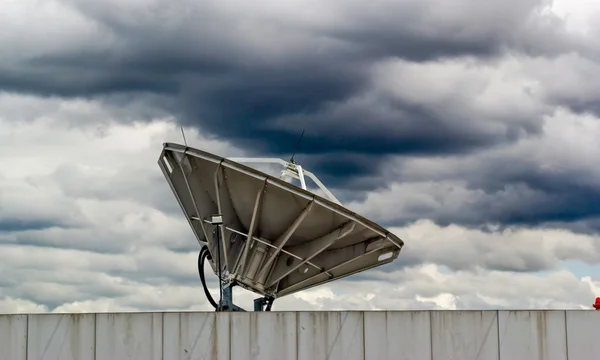 Antena parabólica perto de chonburi tailândia — Fotografia de Stock