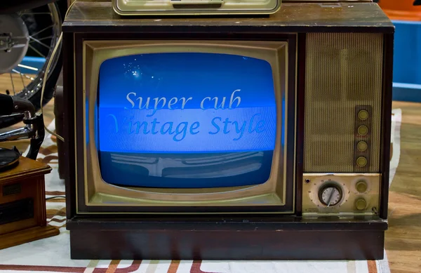 Vieux téléviseur et résumé de l'écran . — Photo
