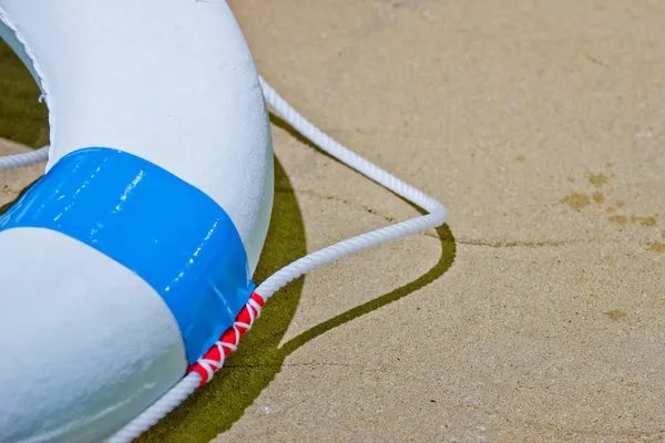 Reddingsboei liggend op het zand op het strand — Stockfoto