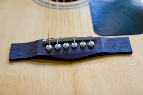 Akoestische gitaar op hout — Stockfoto