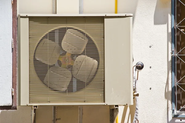 Het buitendeel warmtepomp, lucht-lucht — Stockfoto