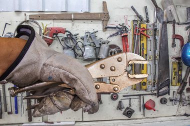 El aracı arka planda kilit pense.