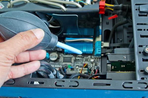 Primo piano delle mani di un tecnico cablaggio parti di computer — Foto Stock