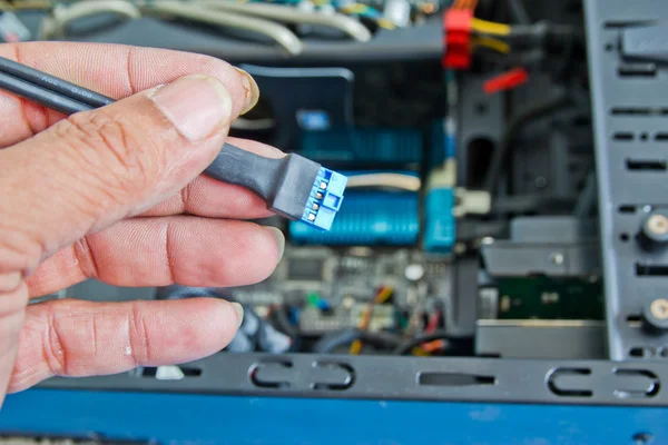 Close-up de mãos de um técnico de fiação de peças de computador — Fotografia de Stock