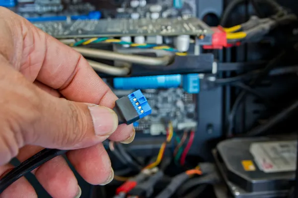Gros plan des mains d'un technicien câblage de pièces d'ordinateur — Photo