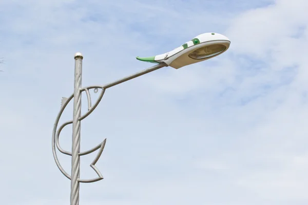 Rue - lumière abstraite contre ciel bleu — Photo