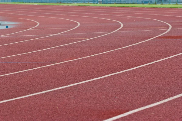 Nieuwe atletiekbaan en tribune. — Stockfoto