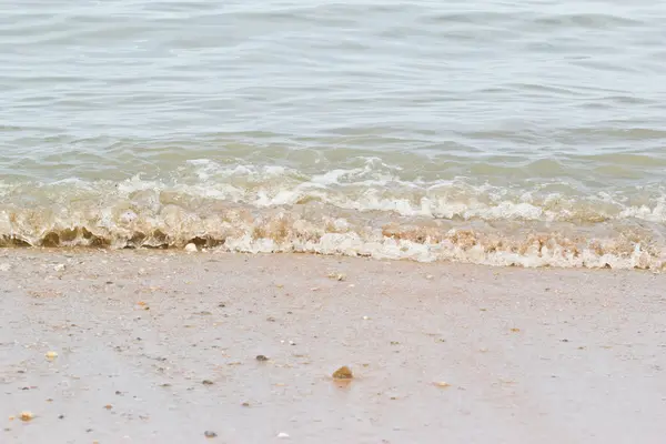 Ciel avec nuages et vagues orageuses dans la mer — Photo