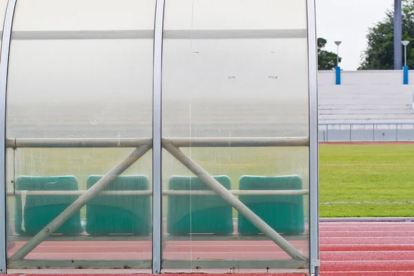 Coach en reserve banken in een voetbalveld — Stockfoto