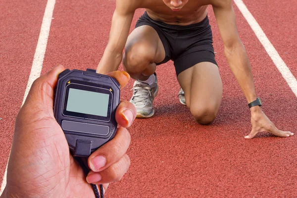 Atleta maschile tutto pronto prima dell'inizio della gara . — Foto Stock