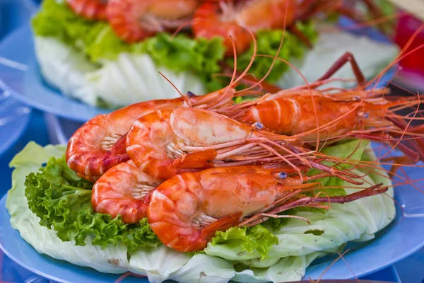 Roasted shrimps with garlic and parsley — Stock Photo, Image